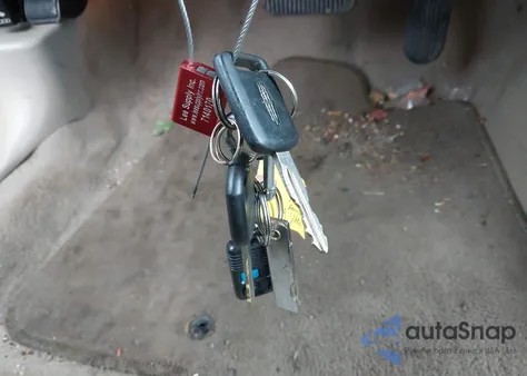 2005 Lincoln Town Car Signature Limited из США, поврежденный, VIN 1LNHM82W45Y625965